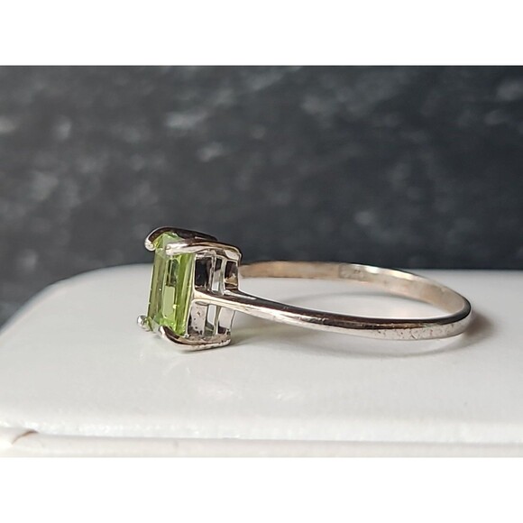 925 Sterling Silver Prong Set Peridot Rectangular Solitaire Ring, SIZE US 8 - Picture 4 of 10